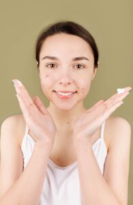 Skin purging vs breakouts comparison showing the differences between temporary purging and acne breakouts.